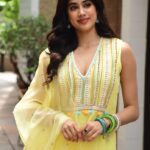 Which actress won the hearts of fans wearing Kolhapuri slippers, bracelets and jhumkas in hand