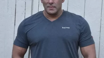 To which superstar did Mumbai Police give gun license and why?