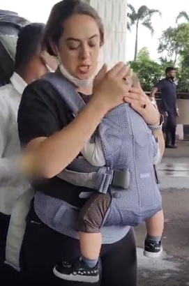 Hazel Keech was seen at the airport with her son, fans said - Chhota Yuvraj