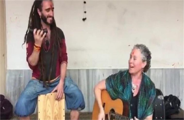 Foreign guests immersed in 'Hanuman Bhakti', tied with tabla-guitar like this